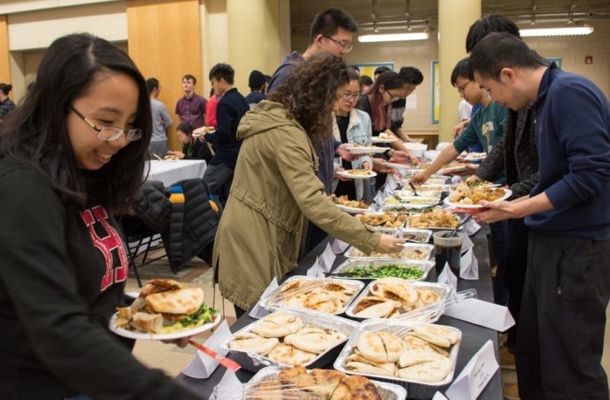 Students load their plates with Chinese food
