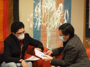 Two people discuss narratives and storytelling as part of "The Stories We Tell Ourselves." Photo by Jiaxin Li '24.