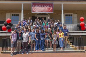 Class of 1998 posing on Founder's porch