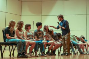 Hypnotist hypnotizing students on stage_photo by Paola Nogueras