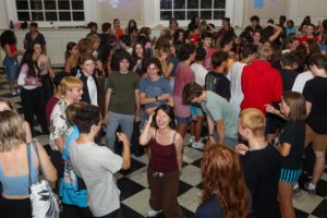 Large group of students dancing_photo by Paola Nogueras